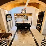 Апартаменты Charming Townhouse Prime Area *