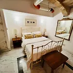 Charming Townhouse Prime Area Апартаменты