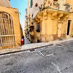 Charming Townhouse Prime Area Апартаменты Валетта