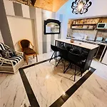 Charming Townhouse Prime Area *