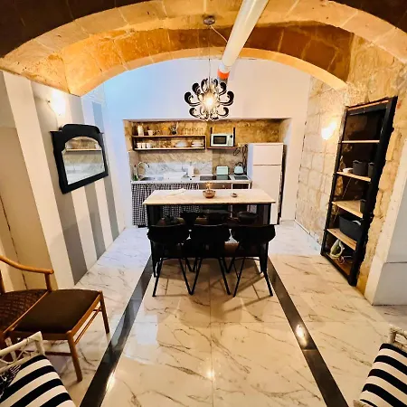 Daire Charming Townhouse Prime Area *