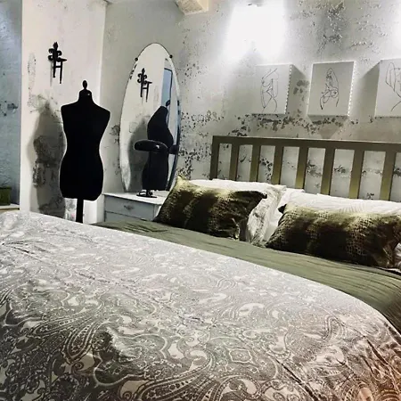 Charming Townhouse Prime Area *