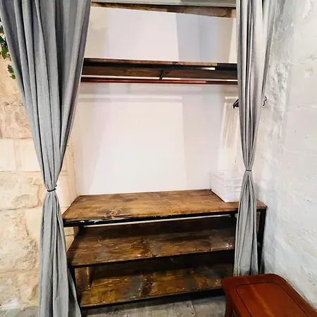 Charming Townhouse Prime Area *