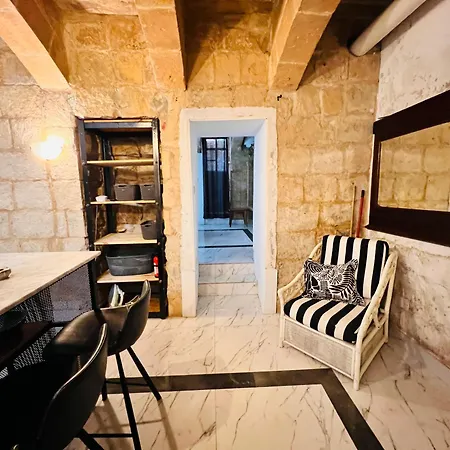 Charming Townhouse Prime Area Daire Valletta