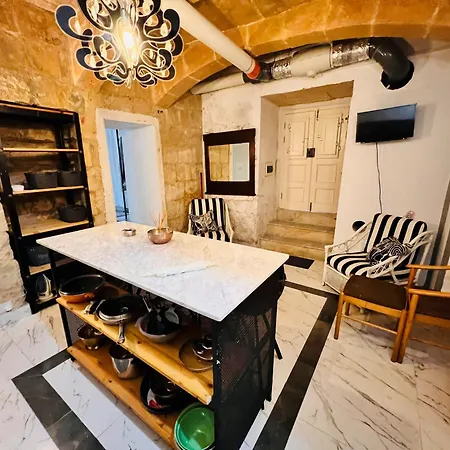 Charming Townhouse Prime Area