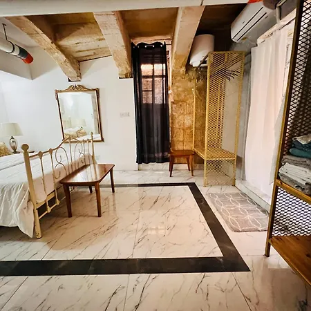 Daire Charming Townhouse Prime Area *