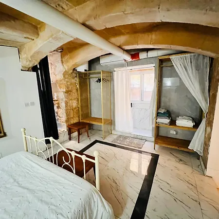 Charming Townhouse Prime Area Daire Valletta