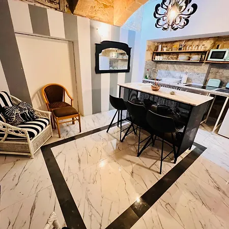 Charming Townhouse Prime Area *