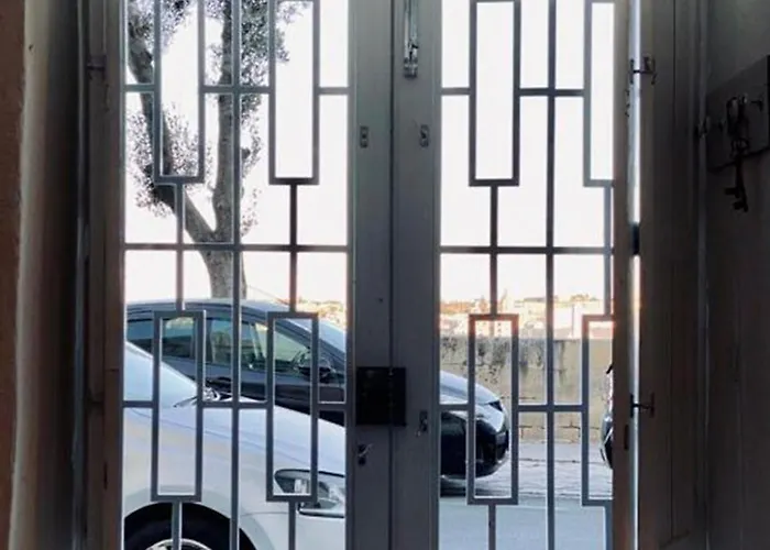 Charming Townhouse Prime Area *