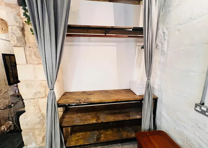 Charming Townhouse Prime Area *