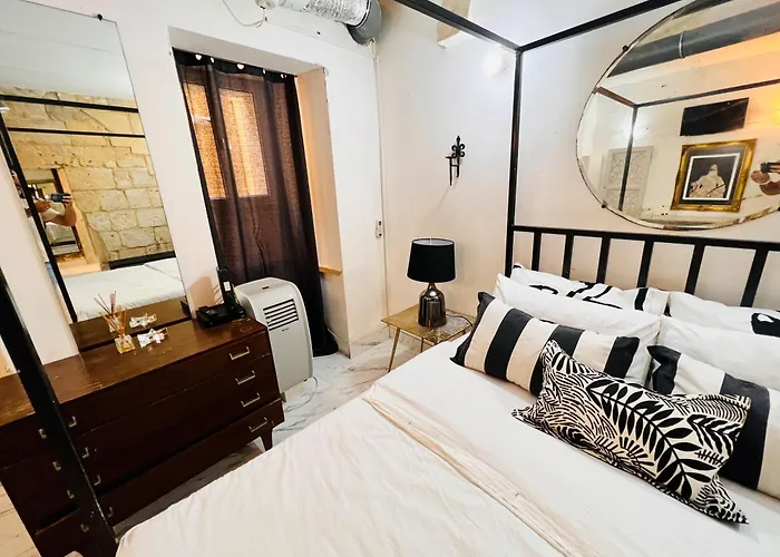 Charming Townhouse Prime Area * バレッタ