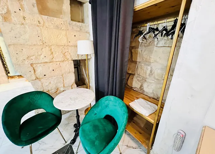 Charming Townhouse Prime Area