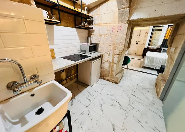 Charming Townhouse Prime Area * バレッタ