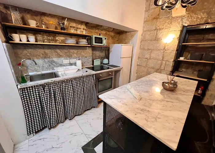 Charming Townhouse Prime Area * バレッタ