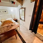 Charming Townhouse Prime Area *