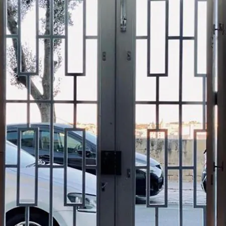 Charming Townhouse Prime Area *