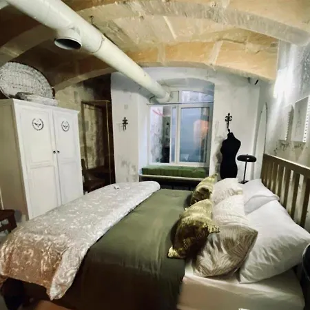 Apartman Charming Townhouse Prime Area