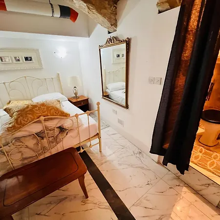 Charming Townhouse Prime Area *