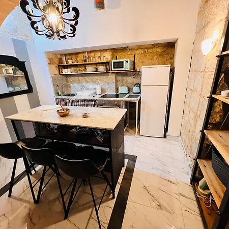 Charming Townhouse Prime Area *