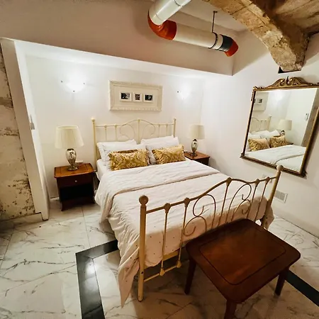 Charming Townhouse Prime Area Apartman