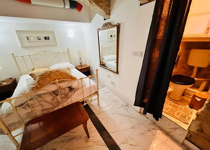 Charming Townhouse Prime Area *