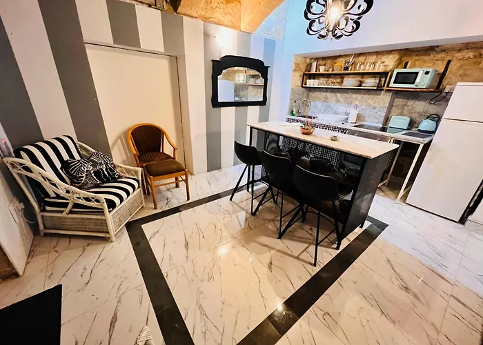 Charming Townhouse Prime Area *